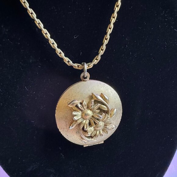 Goldtone Daisy Locklet - Picture 2 of 4